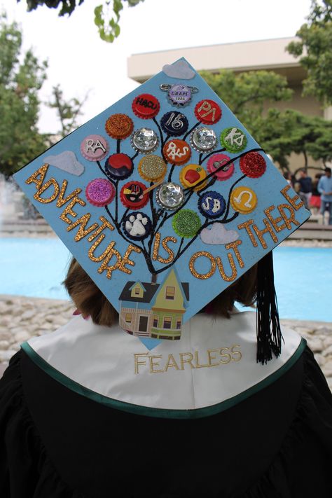 Up inspired graduation cap. Adventure is out there Earthy Graduation Cap, Matching Graduation Caps, Up Graduation Cap, Graduation Hat Designs, Senior Board, Senior Year Fun, Max And Ruby, Diy Graduation Cap, Diy Graduation