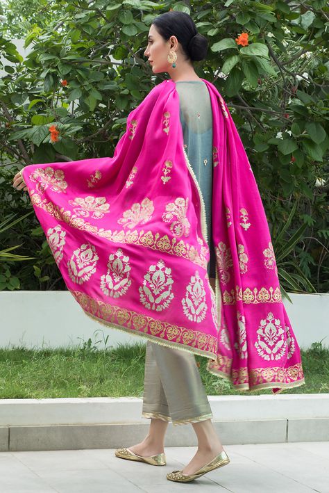 Block Printed Suits Party Wear, Printed Suits Design Indian, Saree Display, Block Print Suits, Deepak Perwani, Dupatta Designs, Block Printed Suits, Eastern Dresses, Embroidery Suits Punjabi