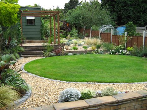 gravel path with granite sett edging & circular lawn for Pete and Sal Round Lawn Ideas, Gravel And Grass Garden Ideas, Circular Lawn Garden Design, Medium Yard Landscaping Ideas, Round Lawn, Circular Garden Design, Circular Lawn, Small Garden Landscape, Diy Lawn