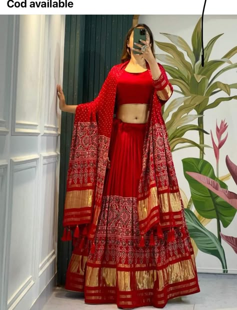 Rajasthani Wedding Guest Outfit, Chundadi Design Lehenga, Red Rajasthani Lehenga, Red Traditional Outfit, Bandhni Chaniya Choli Designs, Bandhni Choli Designs, Marwadi Outfit, Sangit Outfit Ideas For Bride, Blouse Designs Chaniya Choli