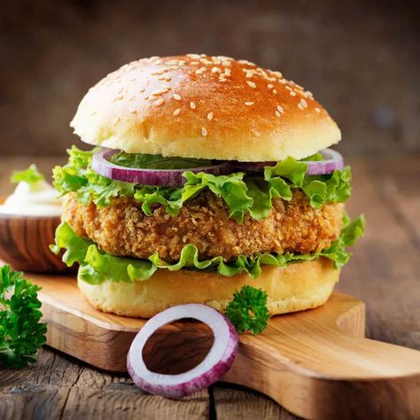 Delicious burger with cooked rice. It is an easy and quick healthy burger made with mixed veggie patties and cheese slice.This recipe is easy to prepare at home. It can be served during any time, for breakfast, lunch ,dinner or during tea time. The crispy vegetable patty is made with mashed potatoes, peas and carrots. The patty is tossed in breadcrumbs to give it that crispiness. The burger is loaded with vegetables like lettuce and cheese. Vegetable Burger, Veggie Patties, Chicken Burgers Recipe, Healthy Burger, Fast Food Items, Chicken Burger, Chicken Patties, Vegan Burgers, Delicious Burgers