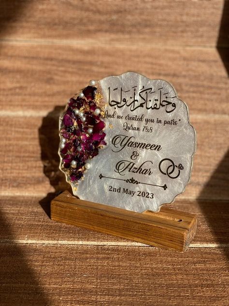 Resin Art Quotes, Engagement Resin Art, Mehandi Decorations At Home, Diy Resin Gifts, Exploding Gift Box, Bridesmaid Proposal Diy, Gift Calligraphy, Resin And Wood Diy, Indian Wedding Favors