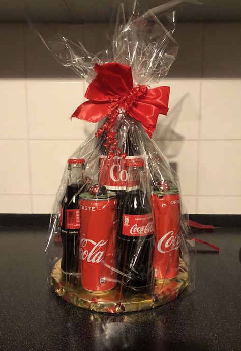 Coke Bouquets, Coca Cola Gift Ideas, Tombola Ideas, Coca Cola Gifts, Quick Christmas Gifts, Gift Box Cakes, Diy Gifts To Sell, Liquor Gifts, Candy Bouquet Diy