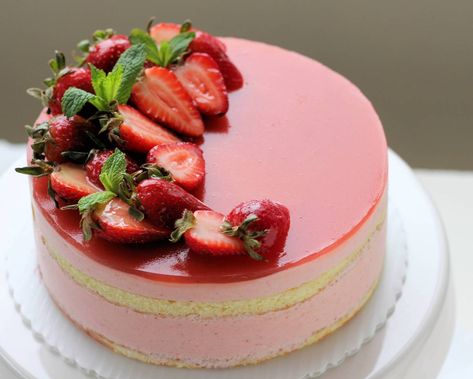 Strawberry Mousse Cake Strawberry Mouse Cake Recipe, Strawberry Entremet, Moose Dessert, Hobbit Meals, Strawberry Mousse Recipe, Mousse Cake Decoration, Strawberry Mousse Cake, Charlotte Cake, Mousse Cake Recipe