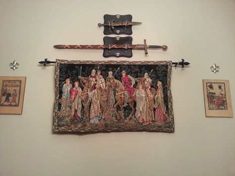 Tapestry and swords in my Medieval dining room Medieval Aesthetic Bedroom, Medieval Wall Decor, Medieval Aesthetic Room, Medieval Bedroom Aesthetic, Medieval Room Aesthetic, Medieval Dining Room, Medieval Room, Medieval Bedroom, Medieval Aesthetic