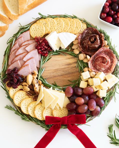 #ad 🎄CHRISTMAS WREATH CHARCUTERIE BOARD 🎄 I’m a huge fan of charcuterie boards, and turning one into a festive wreath is just the perfect touch for the holidays! This year, I picked up all my charcuterie favorites for the holidays from the 11/30 Extra Savings flyer at Publix!! They have so many great deals in the Holiday Favorites section!! Here are some of my favorites: $4 OFF WITH MFR DIGITAL COUPON Any 1 Greenfield Natural Meat Co. Bacon 12–16-oz AND Any 1 Quarter Sliced Ham 20-oz (comb... Christmas Charcuterie Board Trader Joes, Holiday Charcuterie Wreath, Charcuterie Ideas Christmas, Christmas Veggie Board, Charcuterie Wreath Christmas, Christmas Wreath Charcuterie Board, Charcuterie Board Wreath, Charcuterie Board New Years, Xmas Charcuterie Board