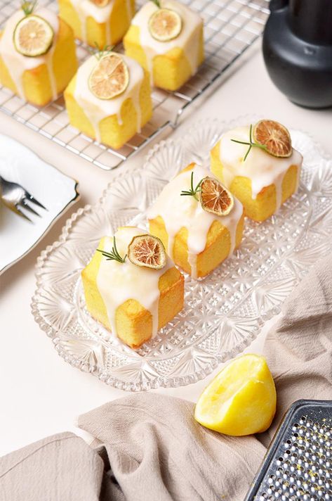 Lemon Cube Pound Cakes - Jaja Bakes - jajabakes.com Mini Lemon Pound Cake, Mini Pound Cakes, Mini Loaf Cakes, Cube Cake, Mini Torte, Tea Snacks, Cake Bites, Lemon Glaze, Cake Packaging