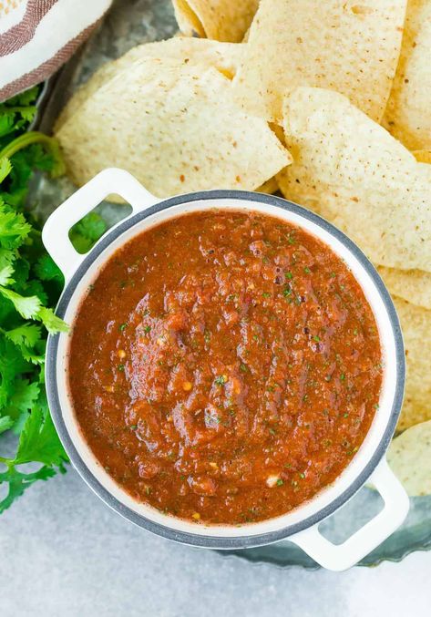 This may be the best salsa yet! Smoky chipotle salsa is a magical blend of fire roasted tomatoes, chipotle peppers in adobo, and the fresh flavors of onion, garlic, cilantro, and lime. Chipotle Pepper Recipes, Chipotle Salsa Recipe, Salsa Easy, Herb Blends, Chipotle Salsa, Blender Recipe, Layered Dip Recipes, Chipotle Chili Powder, Fresh Tomato Recipes