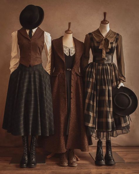 Fun Womens Clothing, Little Women Outfit Ideas, Old Timey Outfits, Academia Fashion Women, Vintage Women Outfits, Old Fashioned Outfits, Victorian Aesthetic Outfit, Old Fashion Outfits, Victorian Inspired Outfits