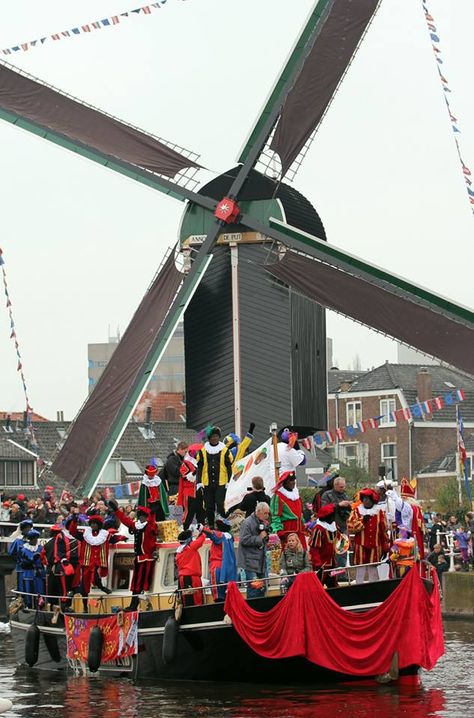 Christmas in Amsterdam Christmas In Holland, Holland Christmas, Netherlands Christmas, Dutch Netherlands, Dutch People, Traditional Colonial, Dutch Windmills, Colonial Christmas, Happy Birthday Jesus