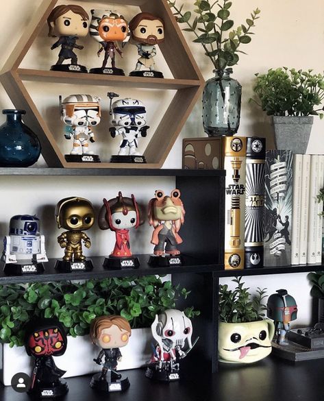 Fandom Home Decor, Display Funko Pop, Nerdy Gallery Wall Ideas, Aesthetic Geek Room, Cool Funko Pop Display, Star Wars Aesthetic Decor, Funko Pop Collection Aesthetic, Funko Pop Display Ideas Bedroom, Nerd Display Ideas