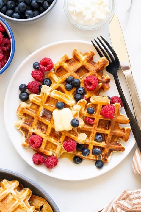 Cottage Cheese Waffles (High in Protein) - iFoodReal.com Cottage Cheese Waffles, Blender Waffles, Mini Waffle Recipe, Oat Waffles, Almond Flour Waffles, Baked Apple Oatmeal, Oatmeal Waffles, Queso Cottage, Healthy Waffles