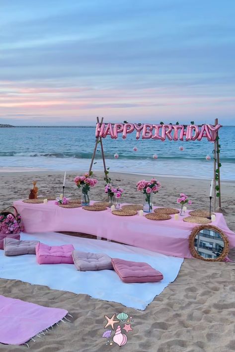 Birthday Plan Ideas, Beach Dinner Parties, Beach Picnic Party, Birthday At The Beach, Playa Ideas, Ideas Aniversario, Picnic Birthday Party, Mermaid Birthday Party Decorations, Birthday Picnic