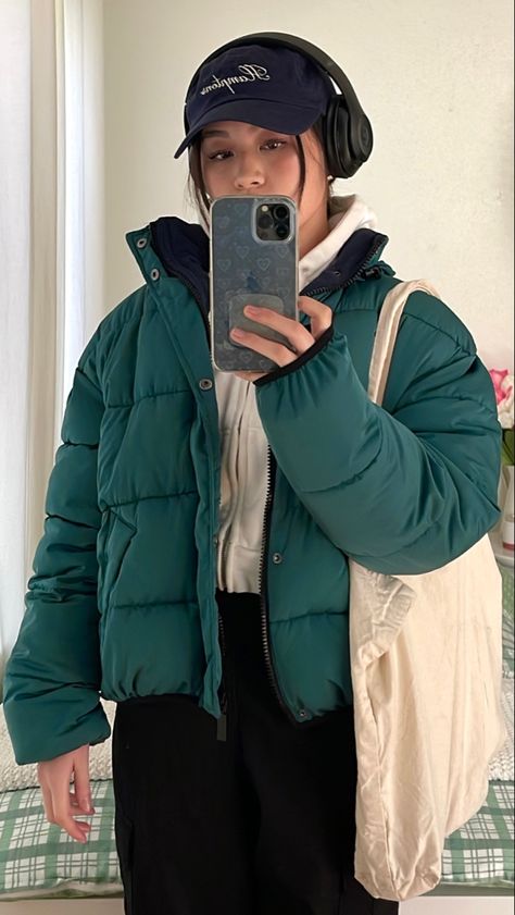 Blue Cap Outfit, Black Cap Outfit, Cargo Pants Outfit Winter, Green Hoodie Outfit, Blue Hoodie Outfit, Bose Quietcomfort 45, Headphone Outfit, Headphones Aesthetic, Blue Baseball Cap