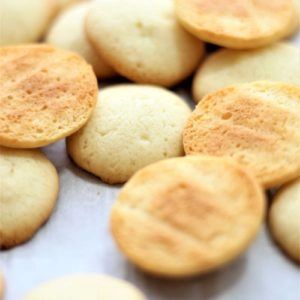 Homemade Gluten Free Vanilla Wafers - Let Them Eat Gluten Free Cake Gluten Free Nilla Wafers, Gluten Free Vanilla Wafers, Gluten Free Banana Pudding, Gluten Free Crisps, Best Gluten Free, Gluten Free Flour Blend, Gluten Free Banana, Wafer Cookies, Homemade Gluten Free