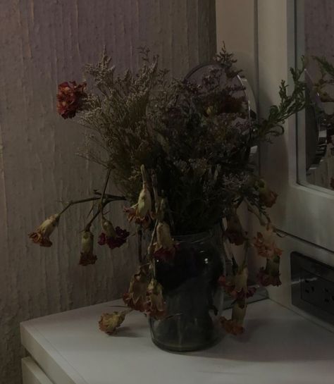 Wilted Flower Aesthetic, Rotting Flowers Aesthetic, Dried Flowers Dark Aesthetic, Flower Vase Aesthetic Vintage, Dead Plants Aesthetic, Wilted Rose Aesthetic, Wilting Flowers Aesthetic, Dead Roses Aesthetic, Wilted Flowers Aesthetic