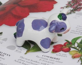 Clay Figurine Ideas, Cow Figurines, Cow Clay, Polymer Clay Cow, Clay Cow, Miniature Cows, Clay Things, Sculpture Art Clay, Moo Moo