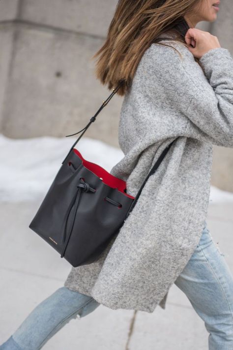 Bucket Bag Outfit, Bucket Bags Outfit, Bag Outfit Ideas, Mansur Gavriel Bucket Bag, Minimalist Moda, Something To Talk About, Bag Inspiration, Bag Outfit, Bucket Handbags