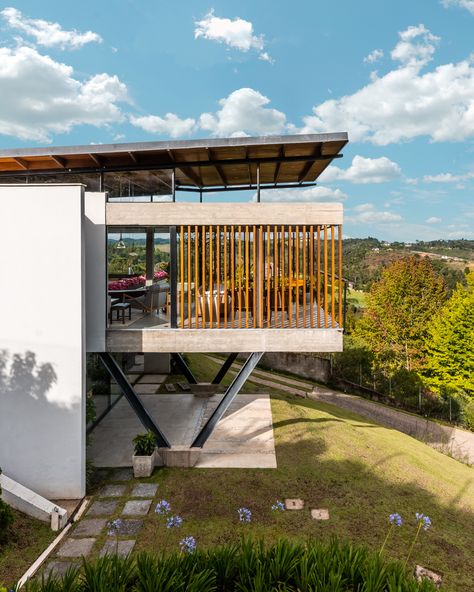 Gallery of TKN House / OTP Arquitetura - 7 Stilts House, Modern Stilt House, Raised Houses, Stilted House, Slope House Design, House On Slope, Multigenerational House, Slope House, Lake Houses Exterior