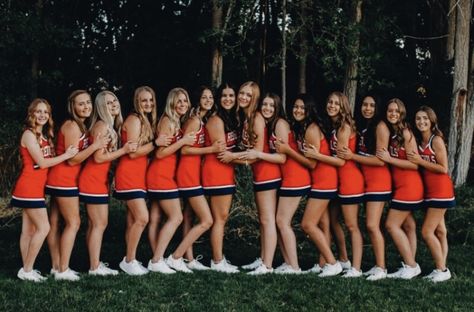 Cheer Team Group Pictures, Cheer Team Traditions, Cheer Photoshoot Group, Dance Team Group Pictures Photo Ideas, Cheer Photography Poses Group Shots, Cheerleader Group Pictures, Cheer Team Poses Group Shots, Dance Team Pictures Group Shots, Cheerleading Group Pictures