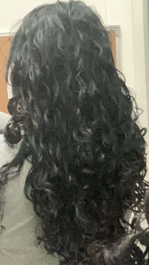 Long Curls, No Worries: Effortless Hair Ideas 2c Black Hair, Black 2c Hair, Long Loose Curly Hair, Jet Black Hair Curly, 2c Long Hair, Black Wavy Hair Aesthetic, Jet Black Wavy Hair, Black Curly Hair Aesthetic, Long 2b Hair