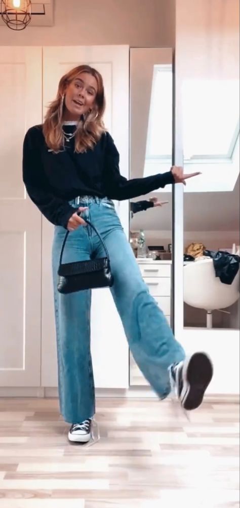 Christian Girl Aesthetic Outfit, Goal Outfits, Conservative Outfits, Jeans Fits, Mom Jeans Outfit, Winter Fits, Outfit Inspo Fall, Flared Jeans, Cute Fits