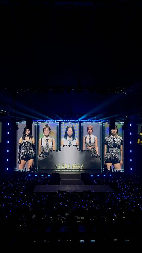 Twice world tour london once kpop concert o2 Cute Cartoon Images, London Tours, Cartoon Images, Cute Cartoon, Beautiful Homes, London, Concert