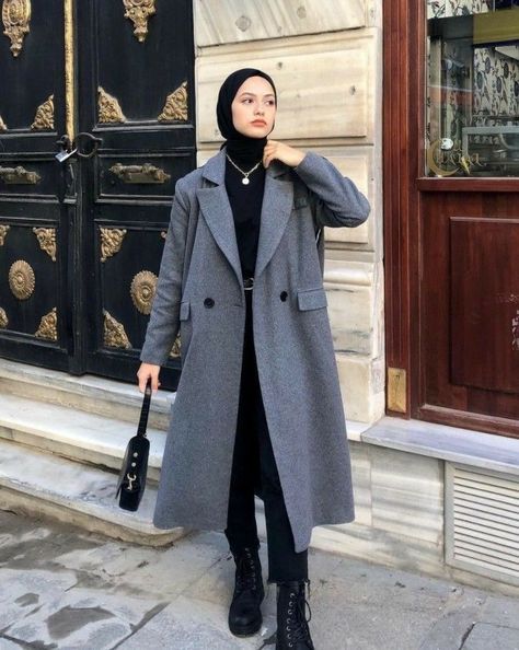 Kaban Outfit, Winter 2023 Fashion Trends, Grey Coat Outfit, Estilo Hijab, Street Hijab Fashion, Stylish Hijab, Modern Hijab Fashion, Muslim Outfits Casual, Hijab Style Casual