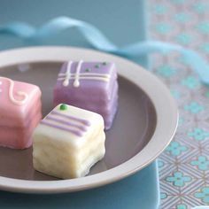 Petit Four Icing, Petit Fours Recipe, Petit Four Recipes, Small Cakes, Tea Party Food, French Desserts, Little Cakes, Eclairs, Mini Desserts