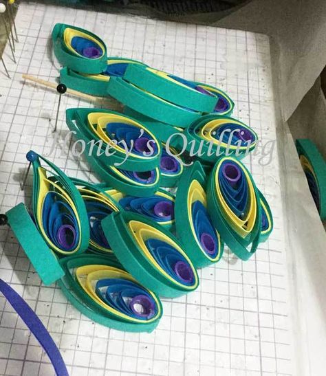 Peacock Quilling, Quilled Peacock, Peacock Quilt, Wool Crafts Diy, Quilling Supplies, Quilling Animals, Paper Quilling Tutorial, Paper Quilling For Beginners, Origami And Quilling