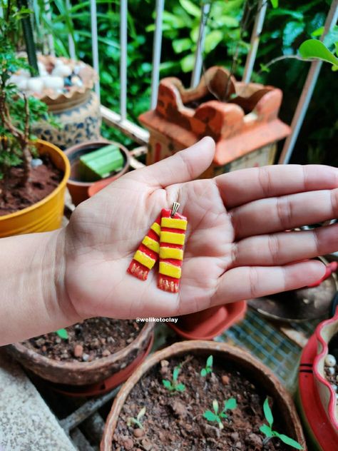 Polymer clay gryffindor scarf Harry Potter Air Dry Clay Ideas, Air Dry Clay Harry Potter, Clay Harry Potter, Gryffindor Scarf, Harry Potter Miniatures, Potters Clay, Polymer Clay Charms, Clay Charms, Clay Ideas