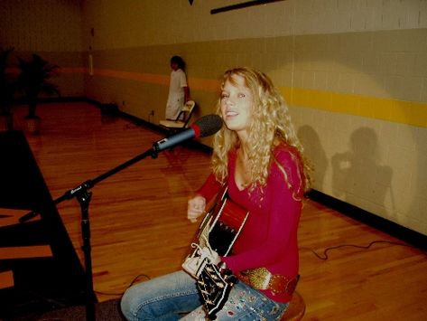 Taylor Swift High School, Newspaper Pictures, Taylor Swift Country, People Change Quotes, Taylor Swift Performing, Young Taylor Swift, About Taylor Swift, Taylor Swift Web, Senior High School