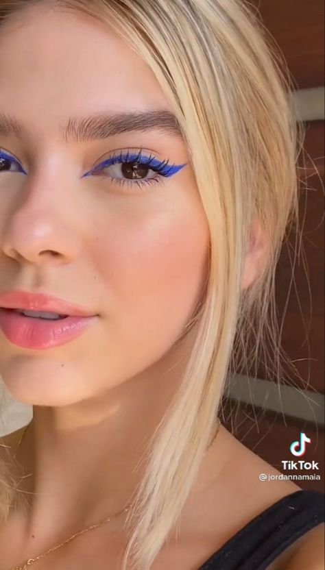 Blue Eye Eyeliner, Makeup Trends 2024, Blue Eyeliner Brown Eyes, Blue Eyeliner Makeup, Winged Eyeliner Tutorial, Blue Eyeliner, Colorful Eye Makeup, Creative Eye Makeup, Festival Makeup