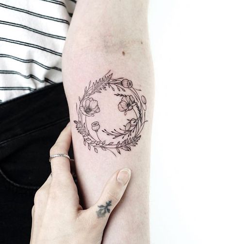 Circle Tattoo Design, Laurel Wreath Tattoo, Circular Tattoo, Wreath Tattoo, Berlin Tattoo, Bestie Tattoo, Native Tattoos, Poppy Wreath, Vegan Tattoo