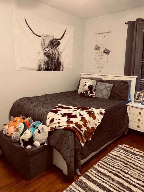 Room Ideas Vaquera, Cozy Cute Bedroom Ideas, Cow Themed Bedroom Rustic, Vaquera Room Decor, Western Bedroom Theme, Country Aesthetic Room Ideas, Western Room Ideas Bedrooms Cowboy Theme, Cute Country Room Ideas, Vaquera Room Ideas