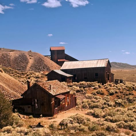 Rural California Aesthetic, South Western Aesthetic, Old West Ranch, Western Aesthetic House, High Desert Aesthetic, Weird West Aesthetic, Wild West House, Old West Aesthetic, Southwestern Gothic