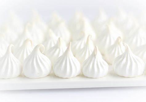 How to Make Perfect Meringues Mirangue Cookies, Perfect Meringue, Mini Meringues, Mini Chocolate Chip Cookies, Chocolate Meringue, Meringue Kisses, Meringue Recipe, Double Chocolate Cookies, Chocolate Bread