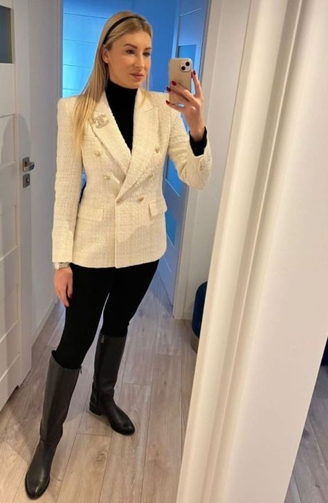 korean outfit style White Blazer And Boots Outfit, Blazer And Boots Outfit, Looks Blazer, White Blazer Outfit, White Blazer Outfits, Outfit Informal, White Jackets, Puffer Jacket Outfit, Soft Opening