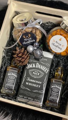 Men Christmas Gift Basket, Christmas Gift Box Ideas Men, Gift Basket For Dad Christmas, Gift Basket For Brother, Christmas Present Ideas For Dad, Gift Box Ideas For Men, Gift Basket For Dad, Whiskey Gifts Basket, Whiskey Gift Box