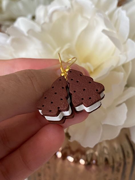 Christmas desserts – MannysMiniatures Cute Things To Make Out Of Polymer Clay, Clay Earring Christmas, Clay Earrings Holiday, Clay Thanksgiving Earrings, Clay Holiday Earrings, Polymer Clay Ideas Christmas, Oven Bake Clay Earrings, Christmas Clay Jewelry, Things To Buy For Christmas