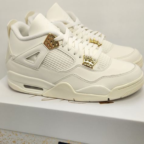 Brand New Authentic Air Jordan 4 White Gold 9.5m 11w Fye Shoes, Jordan 4 Retro Metallic, Fire Shoes, Jordan 4 White, Pretty Sneakers, Nike Fashion Shoes, Preppy Shoes, Jordan 4s, Pretty Shoes Sneakers