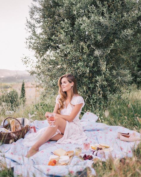 Picnic Photo Shoot, French Picnic, Picnic Photography, Sunset Picnic, Picnic Inspiration, Julia Berolzheimer, Picnic Ideas, Romantic Picnics, Picnic Date