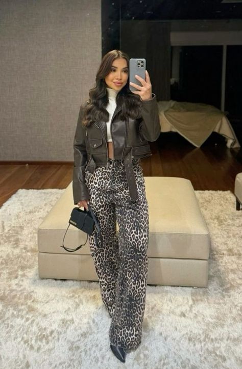 Cheetah Print Flare Pants Outfit, Cheetah Pants Outfit Fall, Cheetah Fall Outfits, Fall Leopard Outfits, Leopard Winter Outfit, Leopard Fall Outfit, Leopard Pants Outfit Fall, Outfits With Leopard Pants, Leopard Flare Pants Outfit