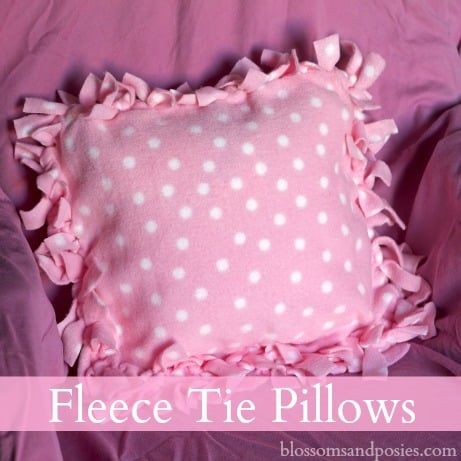 Fleece Pillows, Sewing Pillows Ideas, Tie Quilts, Tie Pillows, Fleece Crafts, Homemade Pillows, Fleece Projects, No Sew Fleece Blanket, No Sew Blankets