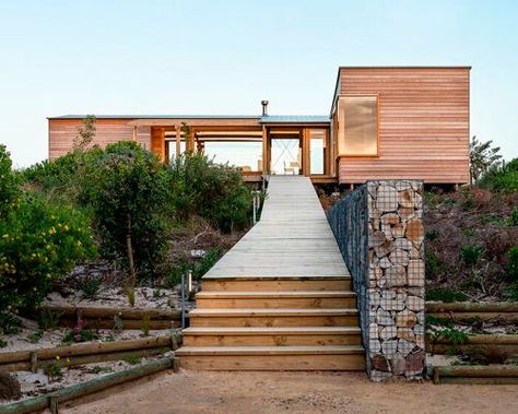 studio JVW's monolithic house emerges as a sculpture within mysterious south african desert Dune House, Dunes House, Timber Posts, Carpentry And Joinery, Coastal Retreat, Wood Siding, Eco Friendly House, Green Roof, Modern Exterior