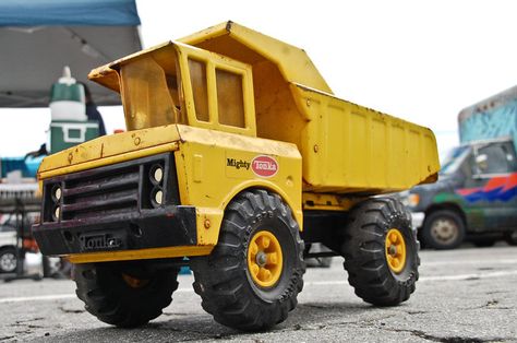 12 Things You Didn't Know About Tonka - The History Of America's Most Beloved Dump Truck - Thrillist Tonka Trucks, Tonka Toys, Tonka Truck, Nostalgic Toys, One Logo, Old Factory, How To Make Toys, Small Buildings, Snow Plow