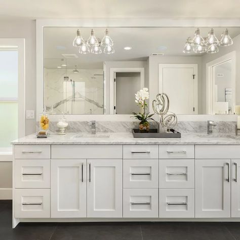 White Double Vanity Bathroom, Vanity Countertop Ideas, Bathroom With White Cabinets, Double Sink Bathroom Ideas, Farmhouse Bathroom Design, White Bathroom Cabinets, Stylish Interior Design, Bathroom Redesign, Vanity Design