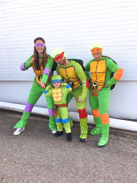 Ninja Turtles Family Costumes, Ninja Turtle Family Costume, Family Ninja Turtle Costume, Tmnt Costumes Family, Family Ninja Turtle Costume Diy, Turtle Family Costume, Pregnant Ninja Turtle Costume, Costume Halloween Famille, Teenage Mutant Ninja Turtles Costume