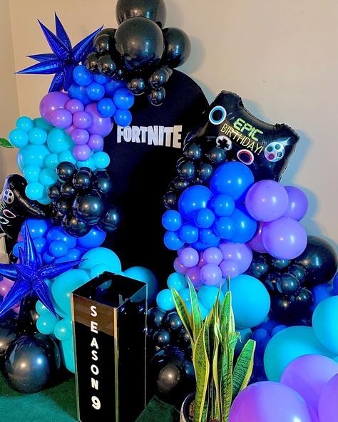 ⚔️Ethan’s Fortnite Season ‘9’ Theme⚔️ The best part of this setup was it was a complete surprise. He had no idea this was being done !!! Hope you all love this setup as much as we do💋 Please Like, Share, Comment! 🖤💙💜🩵 . . . . Full Setup + Concept & Styling: @feteicons Balloon Decor: @feteicons Backdrop: @feteicons Fortnite Props: @feteicons . . . . #feteicons #fortniteballoons #fortniteparty #fortnitetheme #battleroyale #battleroyaleparty #lootllama #haltonhillsballoons #oakvillemoms #geo... Fortnite Balloon Garland, Fortnite Decorations, Video Game Birthday Party Decorations, Fortnite Birthday Party Ideas, Fortnite Party, Video Games Birthday Party, Fortnite Birthday, Ideas Cumpleaños, Video Games Birthday