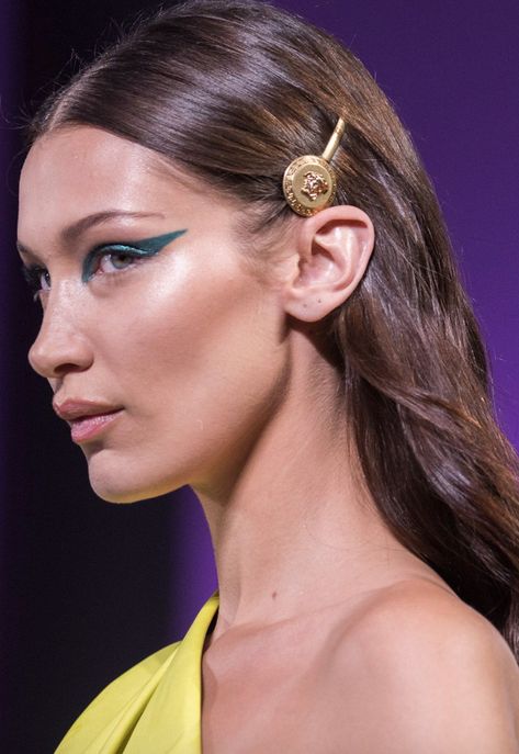 For a more wearable take on the trend look to Versace, where models wore wings of colored liner with a metallic sheen. Color and Glitter and metallics. #Versace #glittermakeup #makeuptrends Catwalk Hair, Catwalk Makeup, Spring Hair Accessories, Summer Hair Trends, Runway Hair, New Hair Trends, Editorial Hair, Runway Makeup, Green Eyeshadow